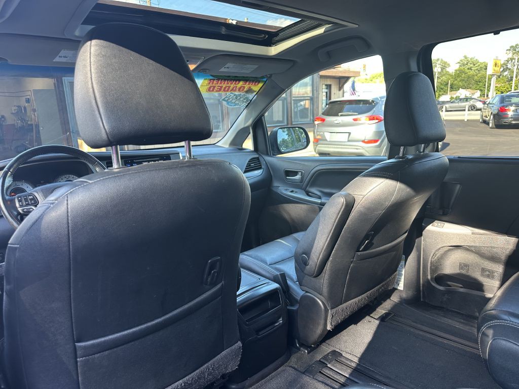 2015 Toyota Sienna Image 13