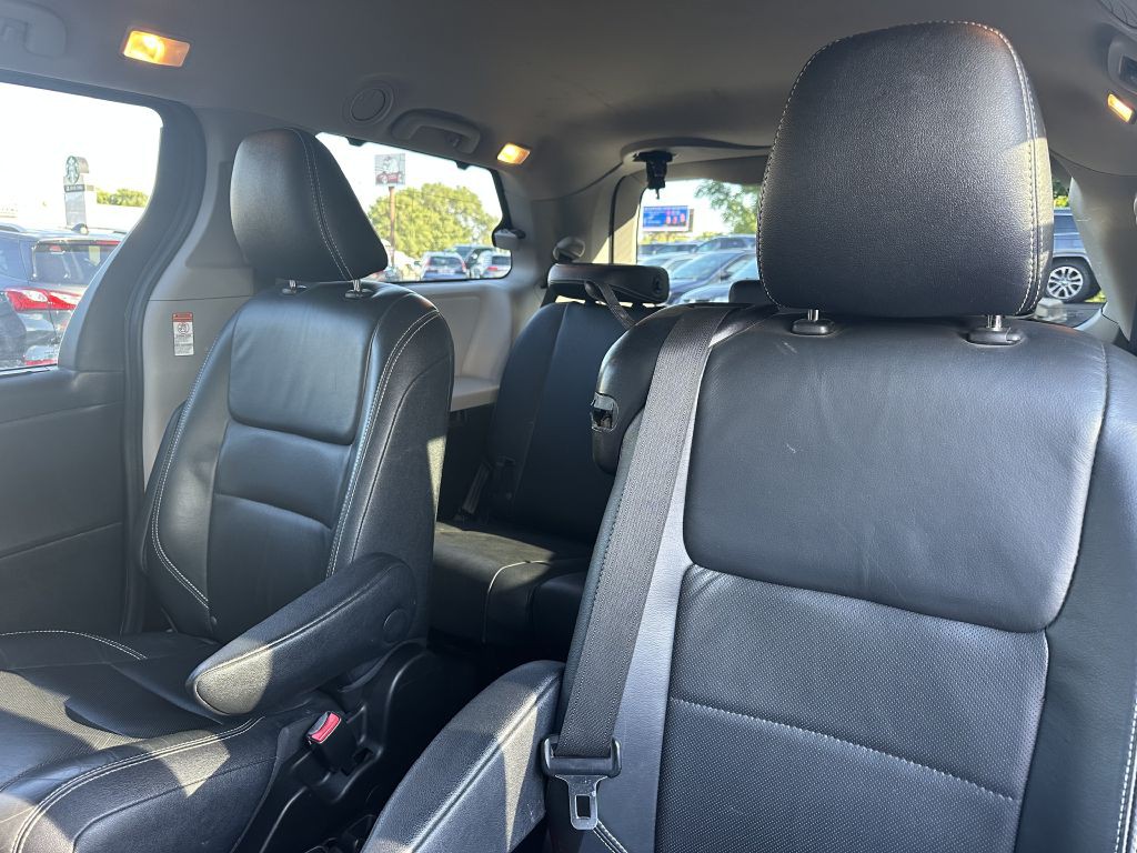 2015 Toyota Sienna Image 14