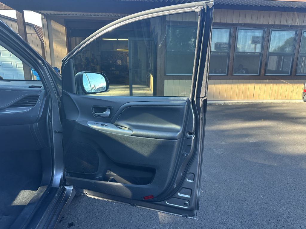 2015 Toyota Sienna Image 16