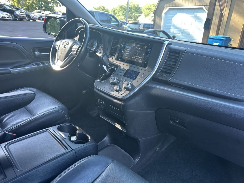 2015 Toyota Sienna Image 17