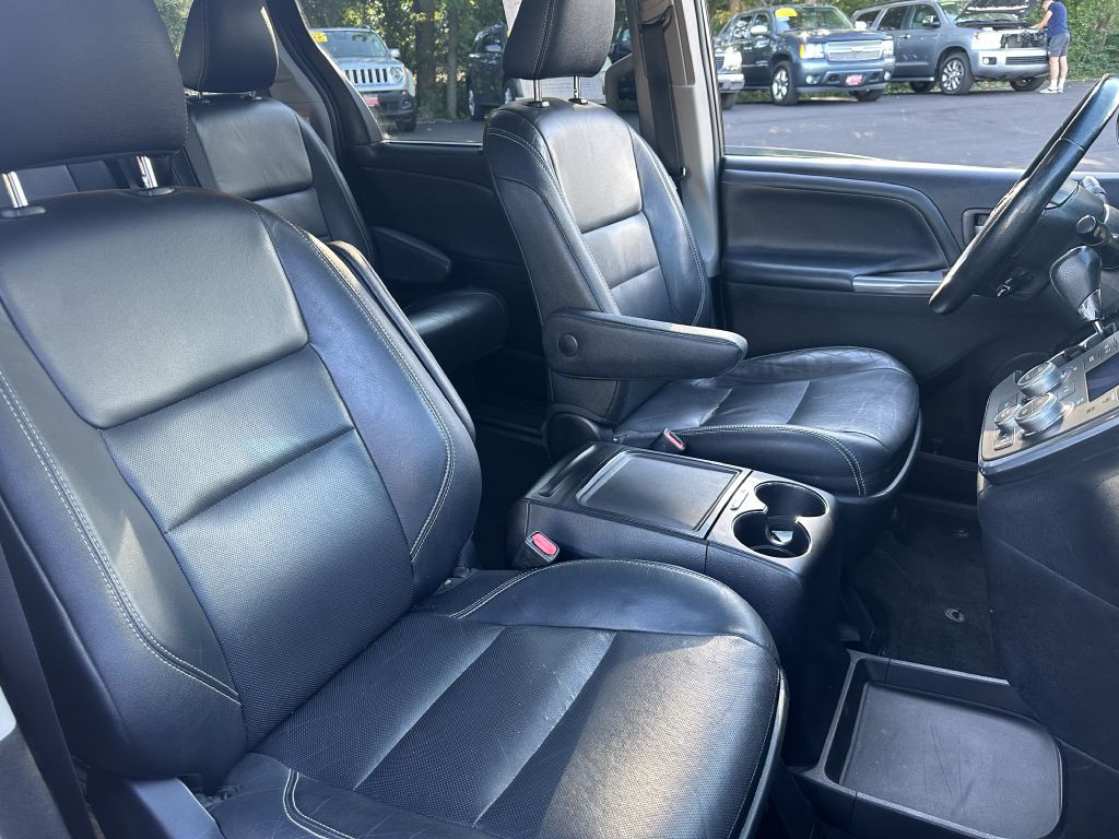 2015 Toyota Sienna Image 18