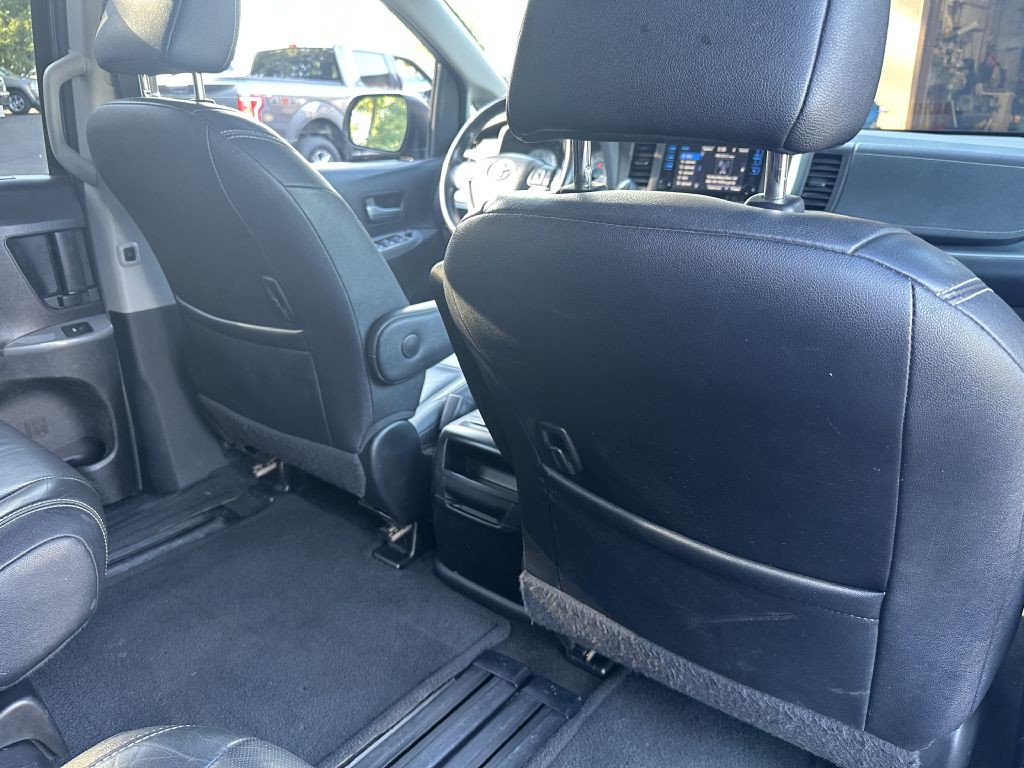 2015 Toyota Sienna Image 19