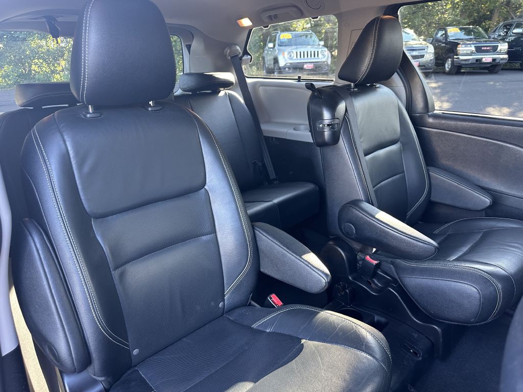 2015 Toyota Sienna Image 20