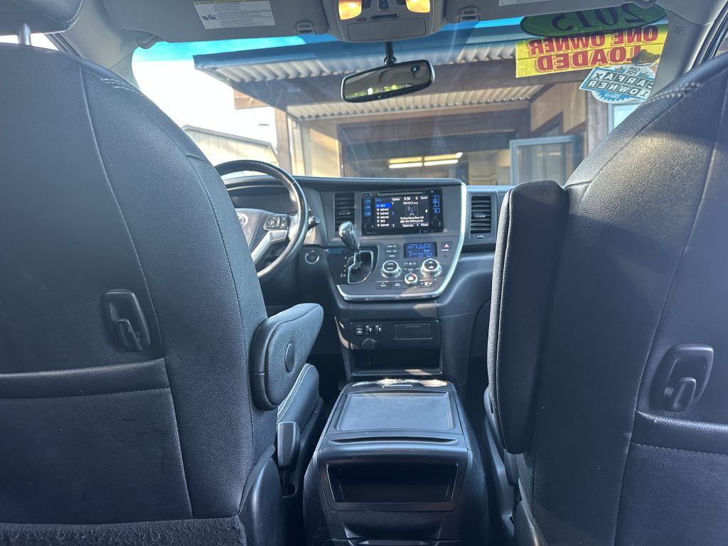 2015 Toyota Sienna Image 23