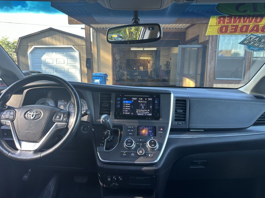 2015 Toyota Sienna Image 24