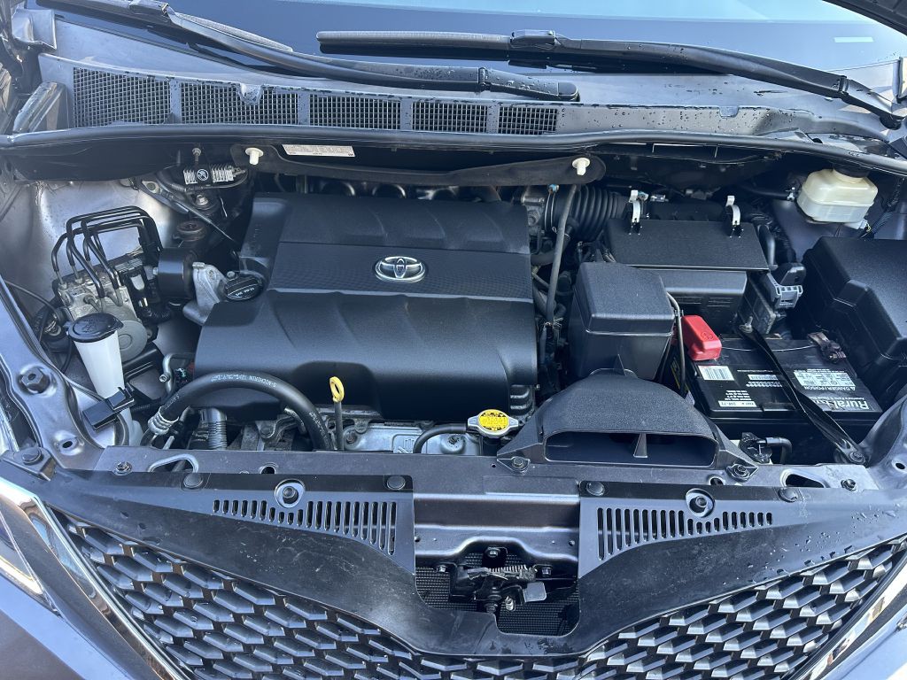 2015 Toyota Sienna Image 25
