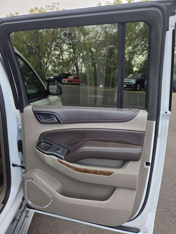 2016 Chevrolet Suburban Image 12