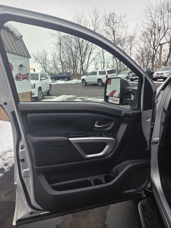 2017 Nissan Titan Image 10
