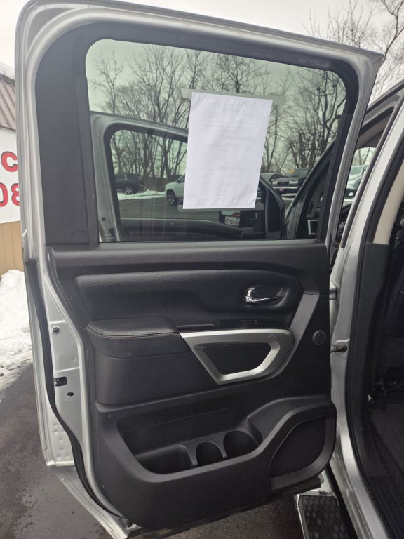 2017 Nissan Titan Image 11