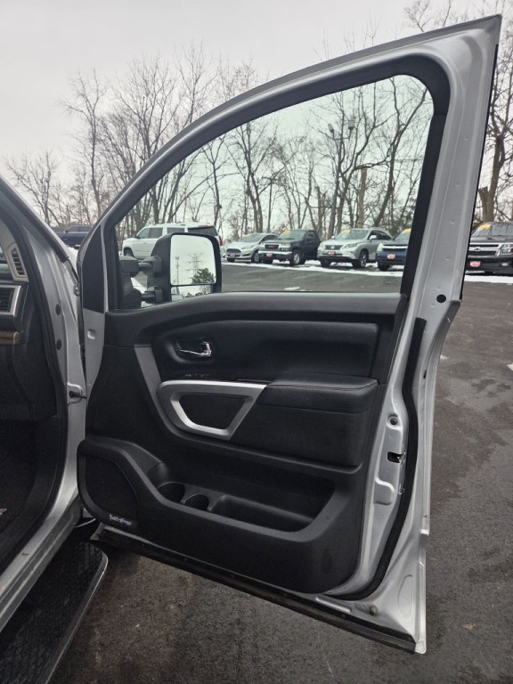 2017 Nissan Titan Image 12