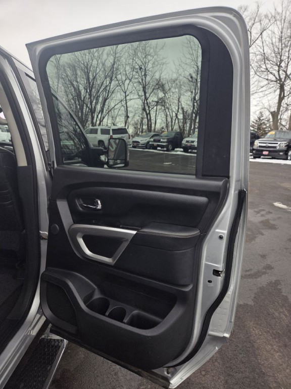 2017 Nissan Titan Image 13