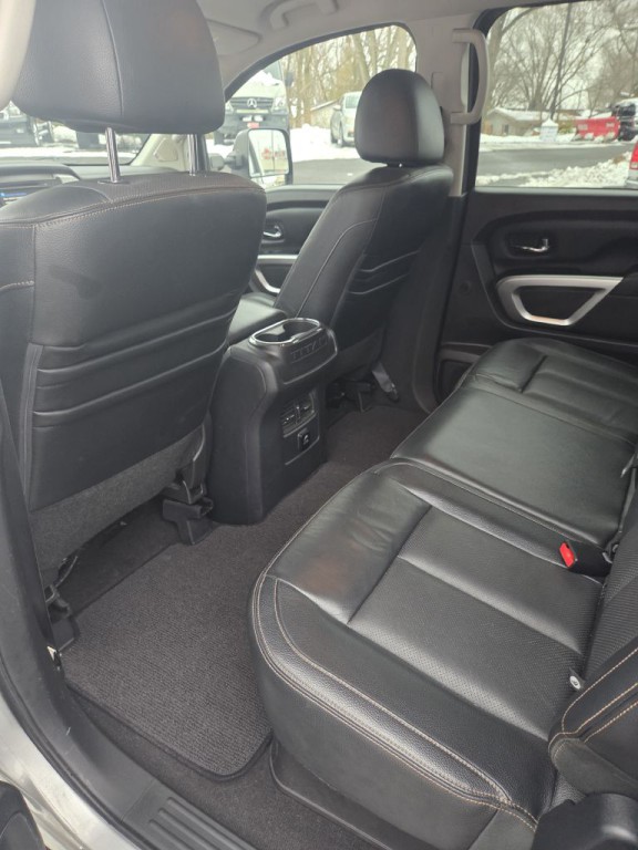 2017 Nissan Titan Image 18