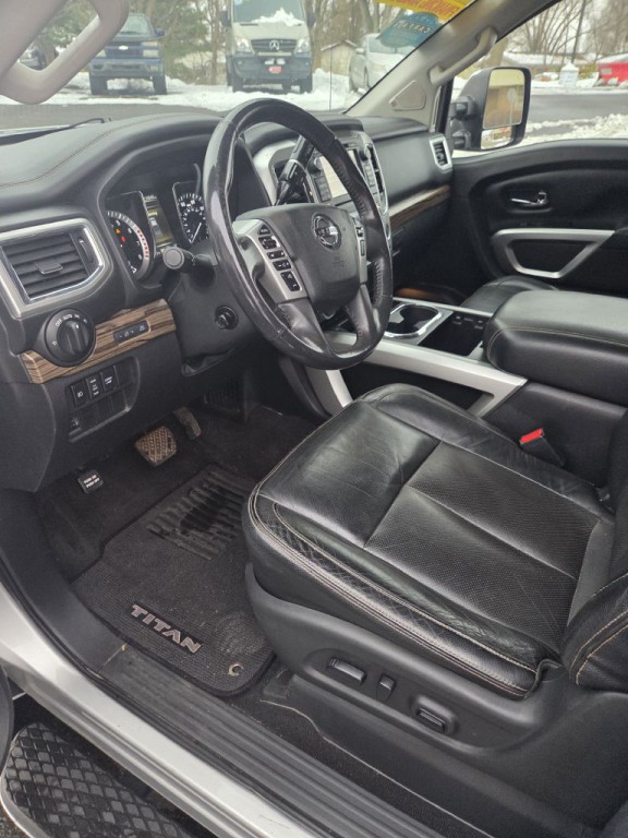 2017 Nissan Titan Image 22