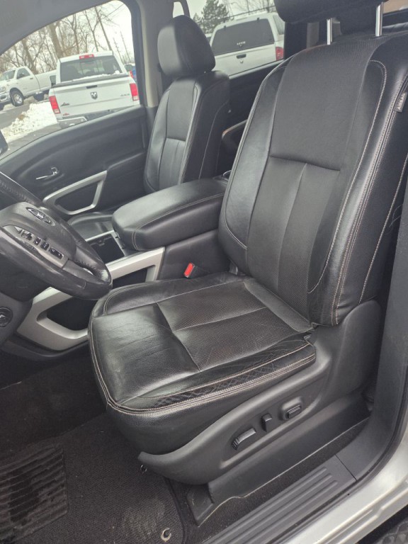 2017 Nissan Titan Image 23