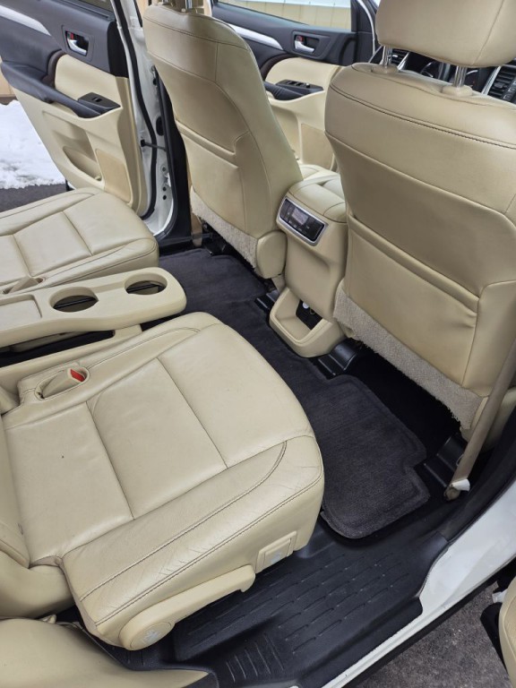 2015 Toyota Highlander Image 17