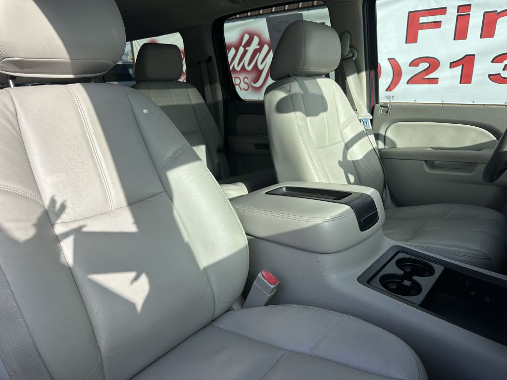 2011 Chevrolet Suburban Image 21