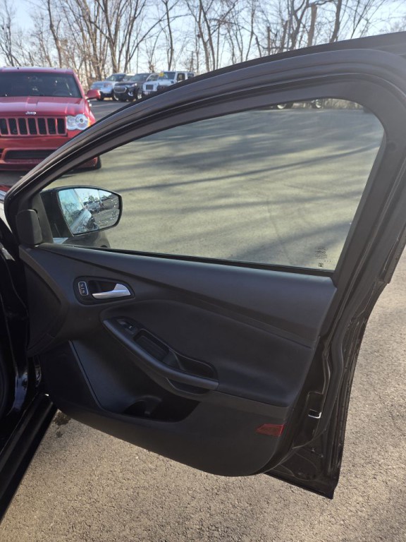 2017 Ford Focus Image 12