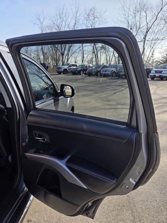 2012 Mitsubishi Outlander Image 11