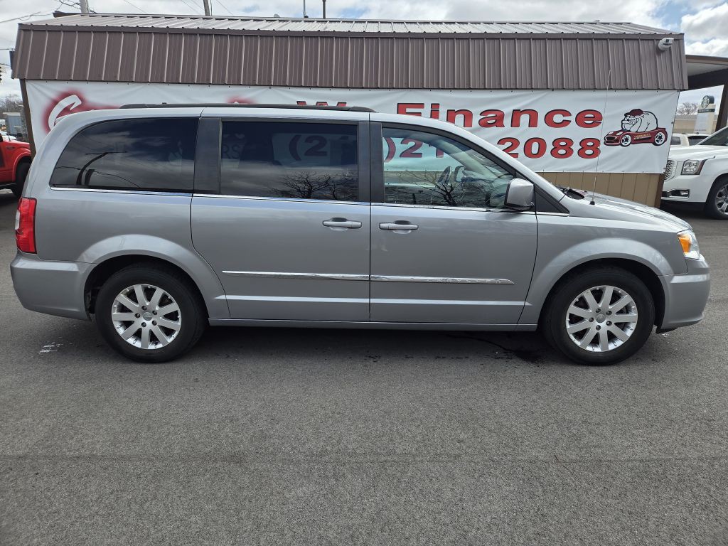 2015 Chrysler Town & Country Image 2