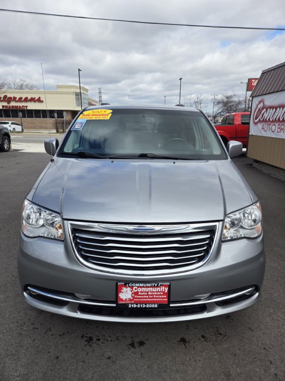 2015 Chrysler Town & Country Image 3