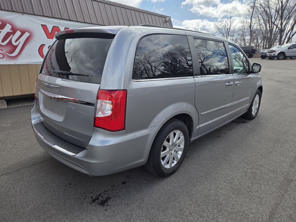 2015 Chrysler Town & Country Image 6
