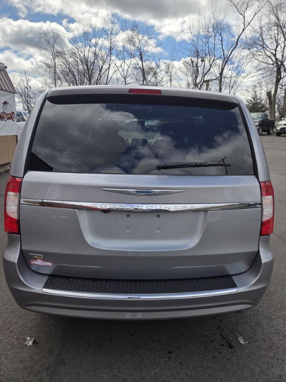 2015 Chrysler Town & Country Image 7
