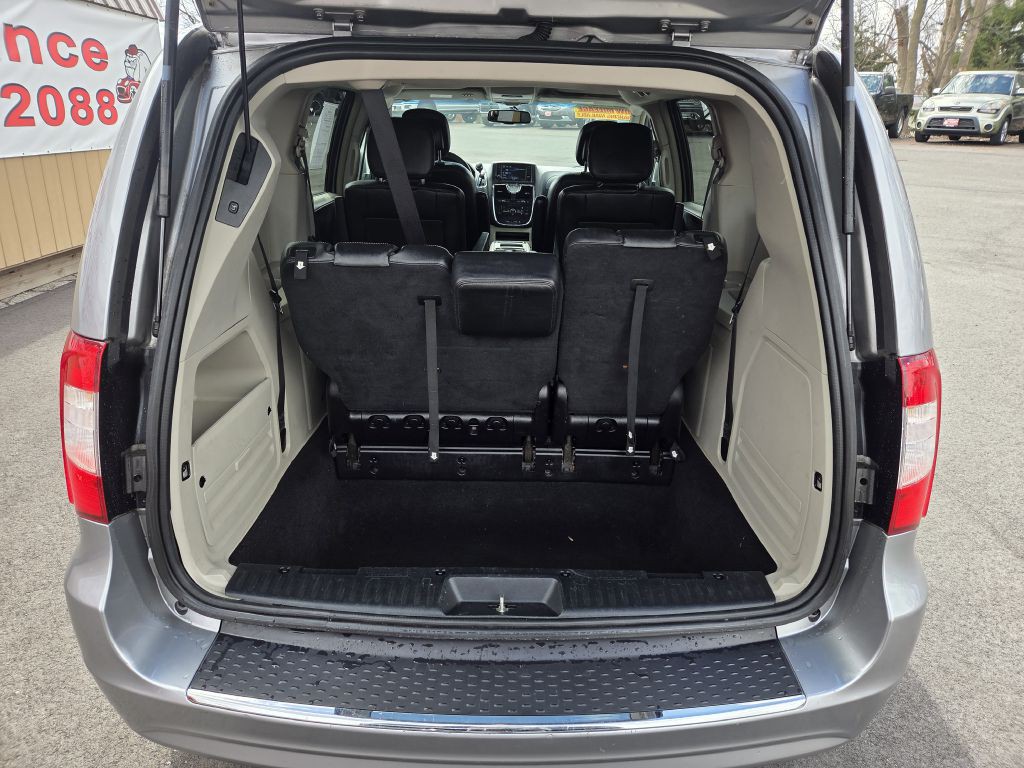 2015 Chrysler Town & Country Image 8