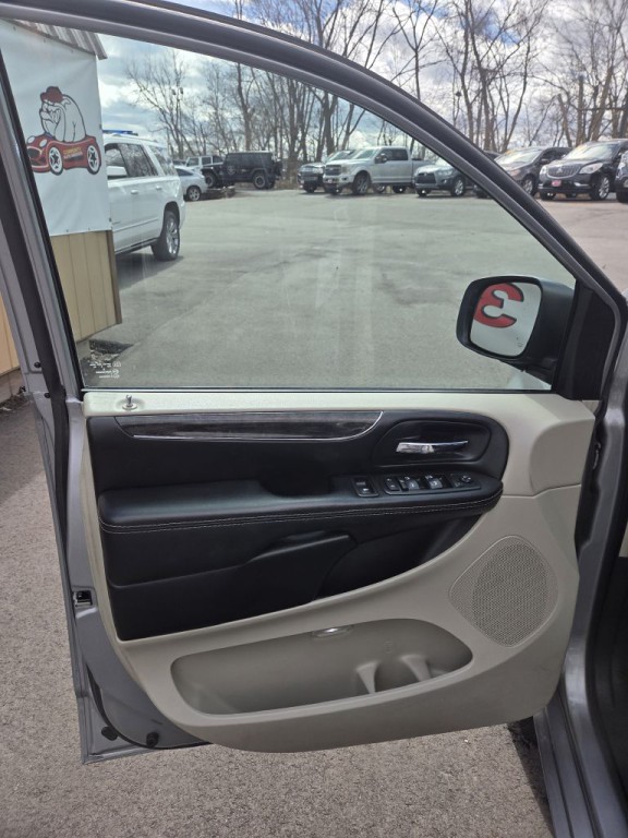 2015 Chrysler Town & Country Image 9