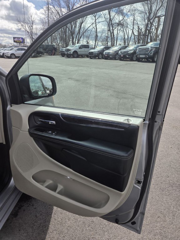 2015 Chrysler Town & Country Image 10