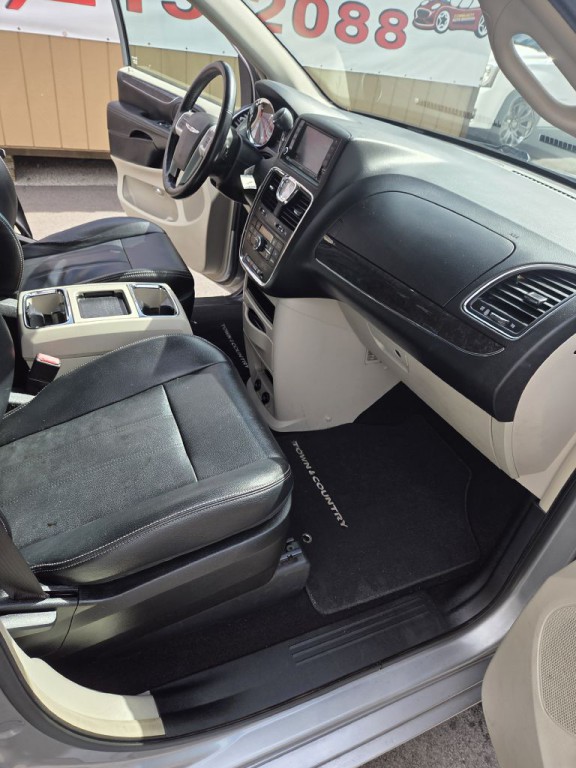 2015 Chrysler Town & Country Image 11