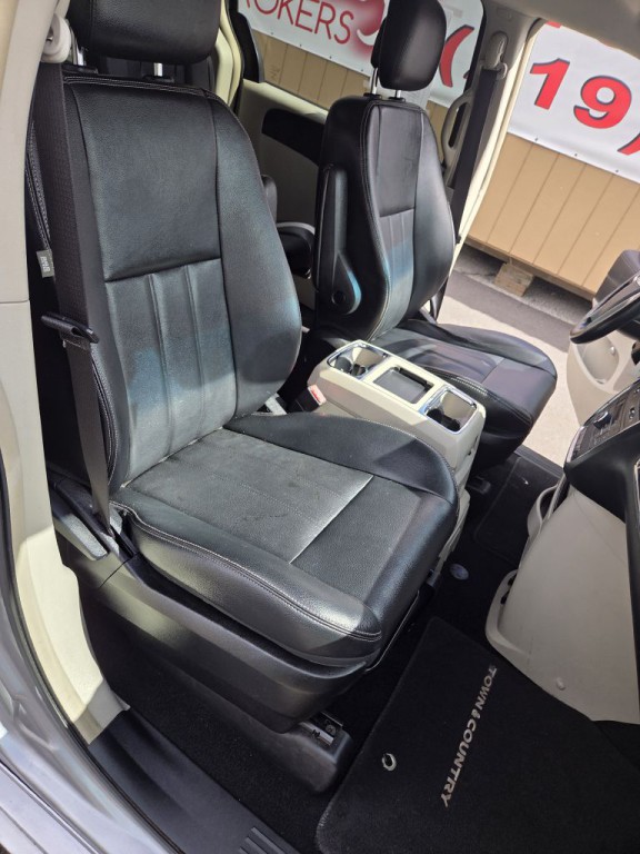 2015 Chrysler Town & Country Image 12