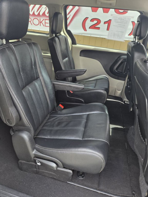 2015 Chrysler Town & Country Image 14