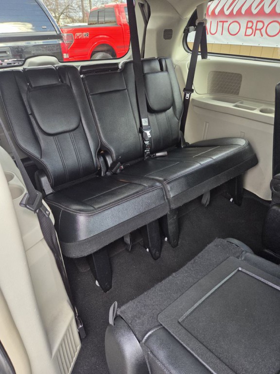 2015 Chrysler Town & Country Image 15