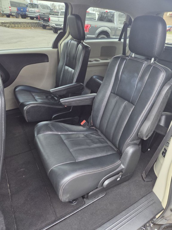 2015 Chrysler Town & Country Image 16