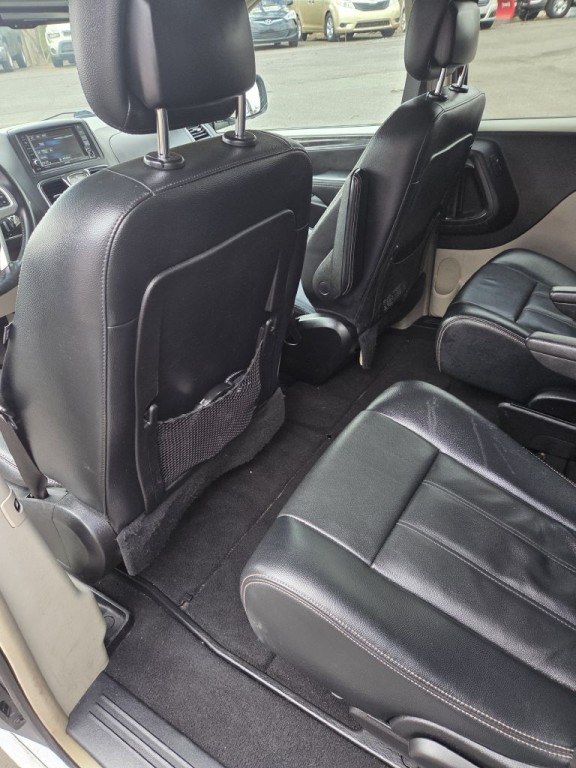 2015 Chrysler Town & Country Image 18