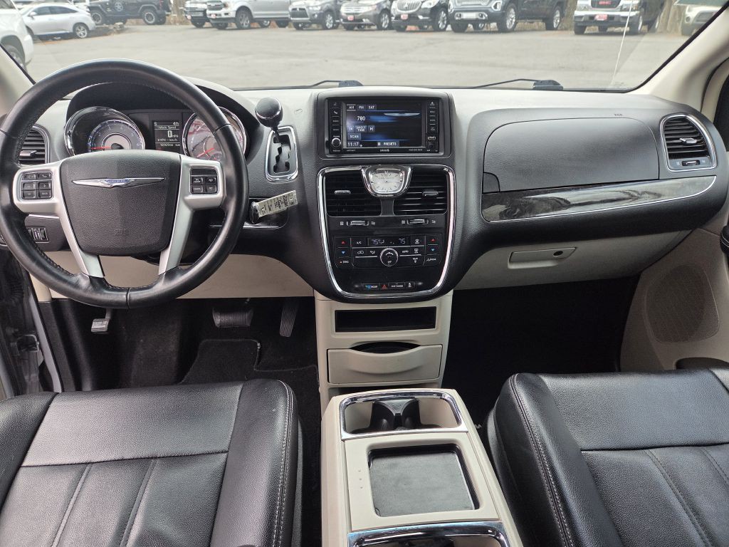 2015 Chrysler Town & Country Image 19