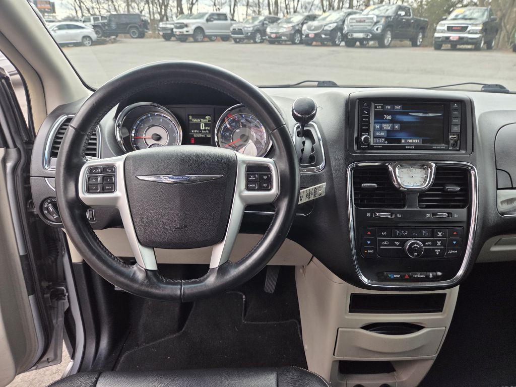 2015 Chrysler Town & Country Image 20