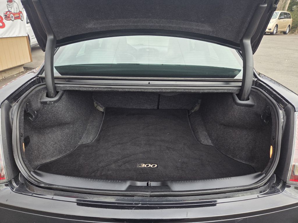 2014 Chrysler 300 Image 8