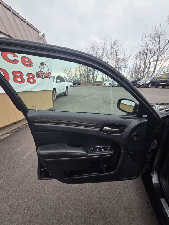 2014 Chrysler 300 Image 9