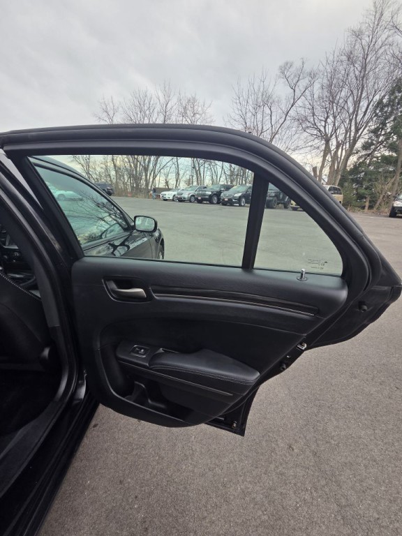 2014 Chrysler 300 Image 11