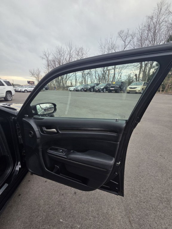 2014 Chrysler 300 Image 12