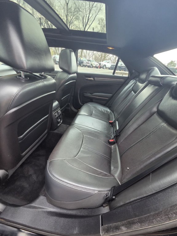 2014 Chrysler 300 Image 17