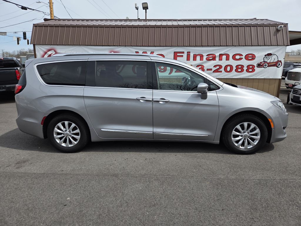 2018 Chrysler Pacifica Image 2