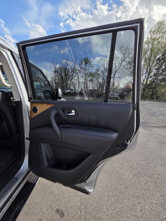 2012 INFINITI QX56 Image 12