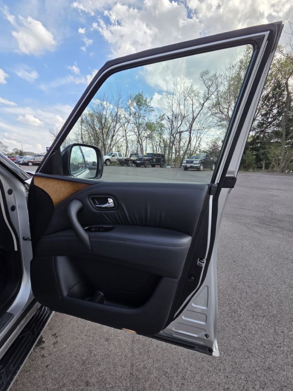 2012 INFINITI QX56 Image 13