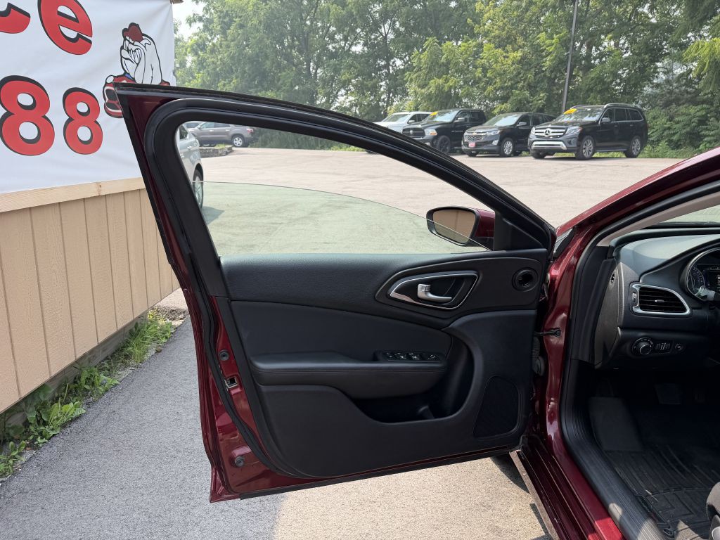 2016 Chrysler 200 Image 8