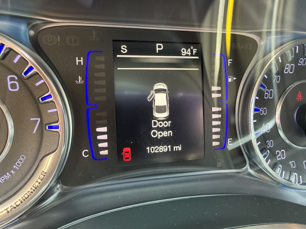 2016 Chrysler 200 Image 9