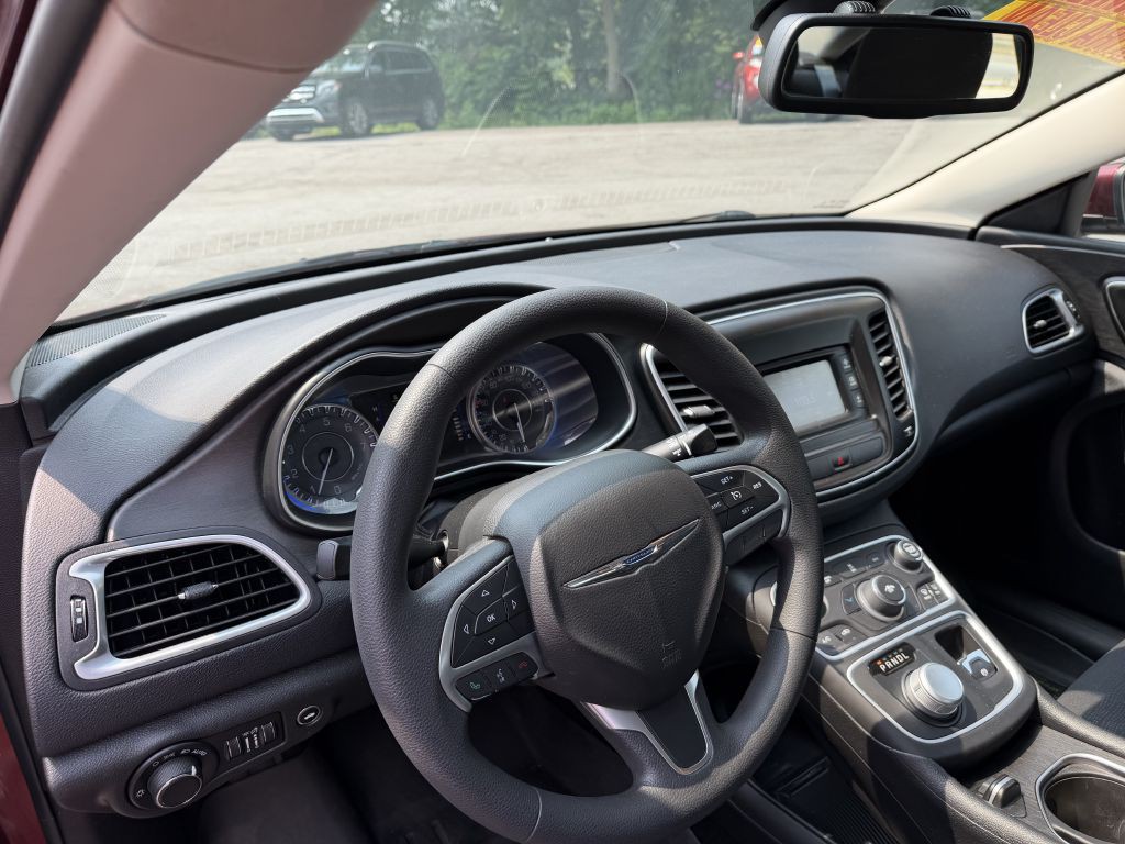 2016 Chrysler 200 Image 10