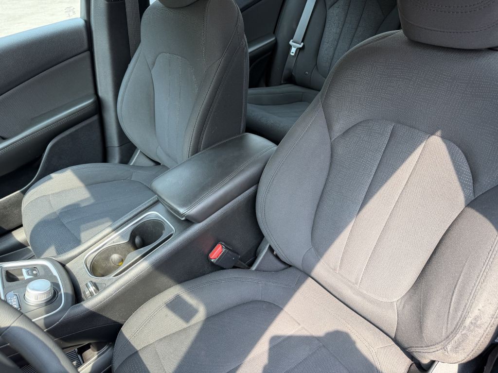 2016 Chrysler 200 Image 11