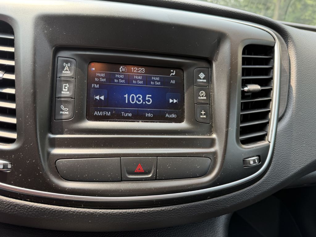 2016 Chrysler 200 Image 12
